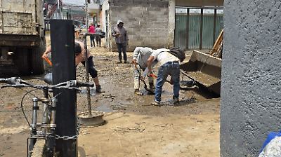 Vecinos y autoridades trabajan en la limpieza de calles afectadas por tormenta en Ixtapaluca para prevenir futuras inundaciones