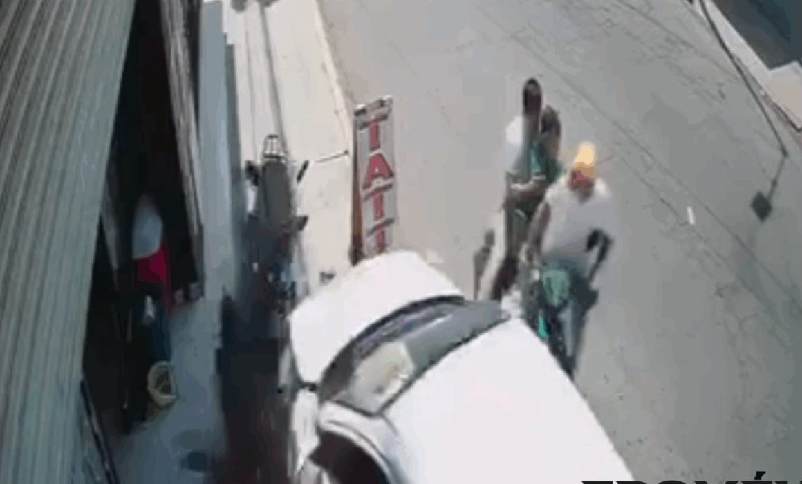 Vehículo del ayuntamiento de Texcoco arrolla motociclistas y huye del lugar