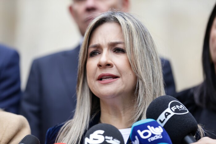 Vicky Dávila niega acusaciones de Roy Barreras y exige respeto a su familia