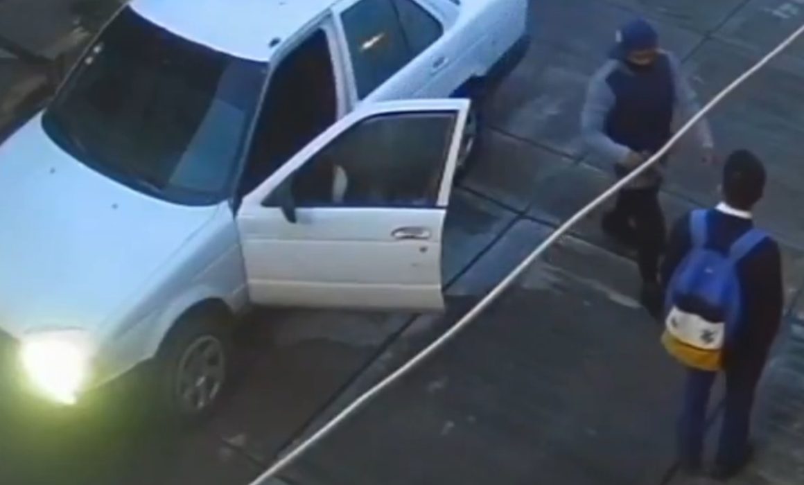 Video muestra asalto a mano armada a estudiante en Chimalhuacán; vecinos denuncian aumento de inseguridad
