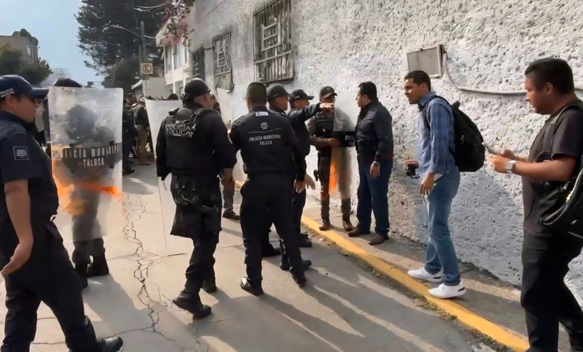 Violencia y enfrentamientos marcan conmemoración del 2 de octubre en Toluca