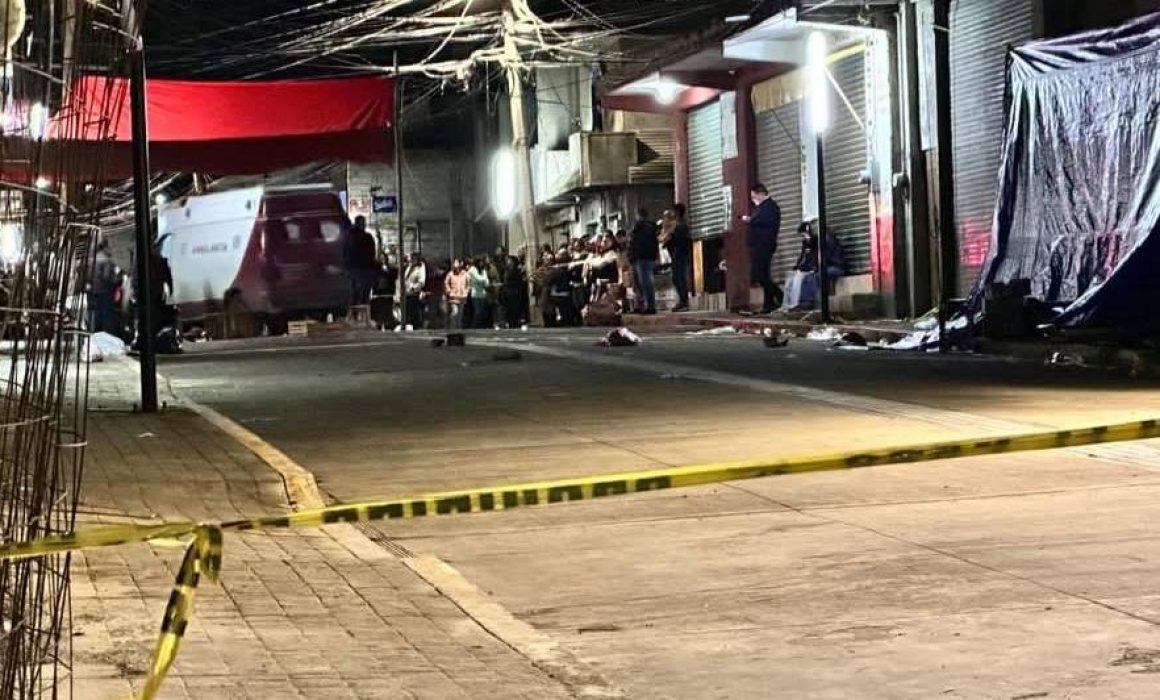 Violento conflicto en tianguis de Xalatlaco deja cuatro muertos y caos