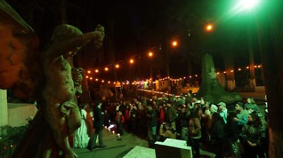 Vivos y muertos convergen en el Panteón de la Soledad en Toluca en una noche de leyendas y reflexión