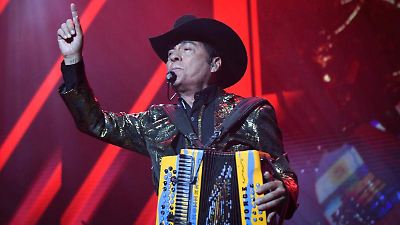 Vocalista de Los Tigres del Norte sorprende al continuar el concierto tras caerse en pleno escenario en San Luis Potosí