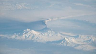 Volcán Kliuchevskoi en Rusia entra en erupción tras potente sismo en Kamchatka