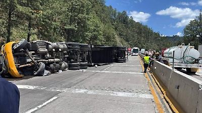 Volcadura de camión causa cierre total en la autopista México-Puebla