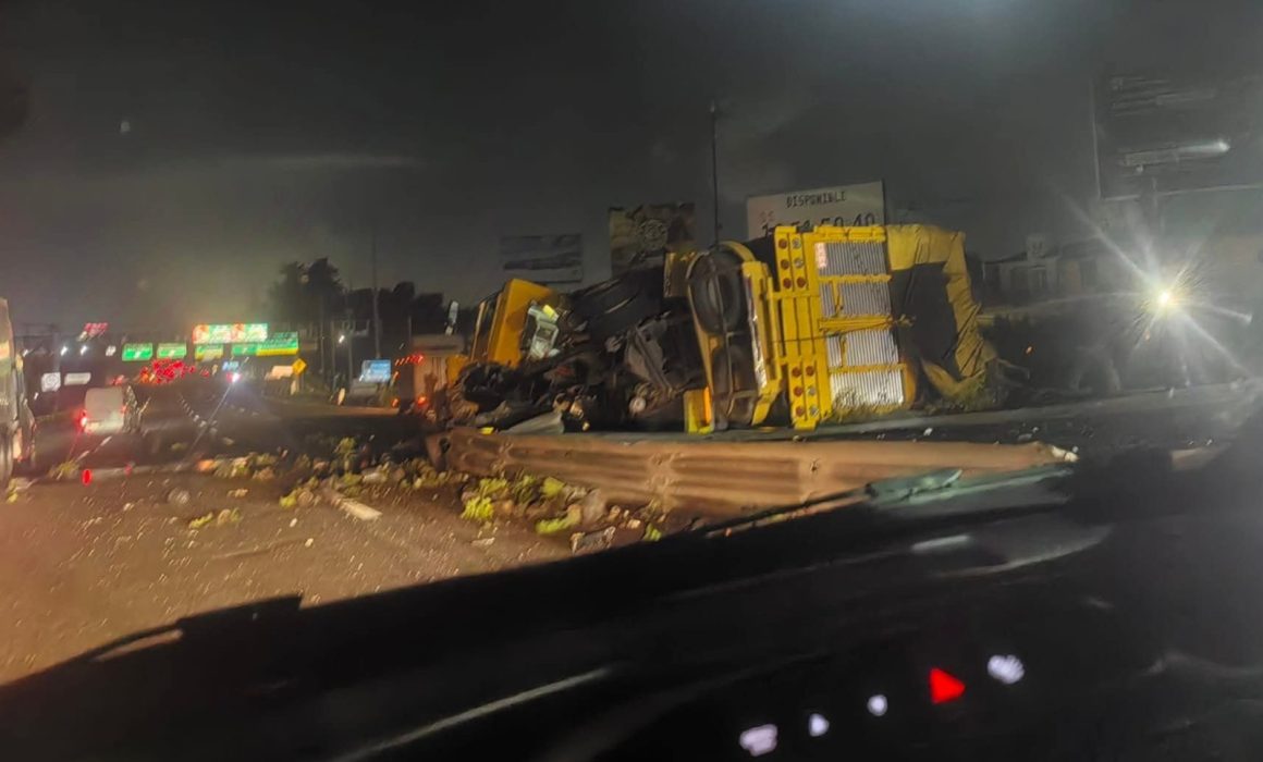Volcadura de camión provoca caos en la México-Toluca y afecta la circulación
