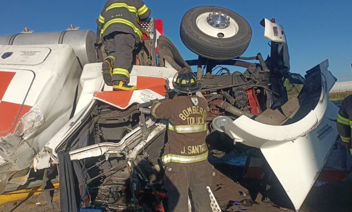Volcadura de pipa de combustible en Toluca: control efectivo y sin incidentes mayores