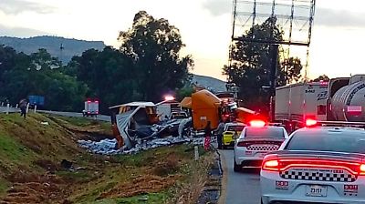Volcadura de tráiler con cerveza en la autopista México-Pirámides causa caos y saqueo parcial