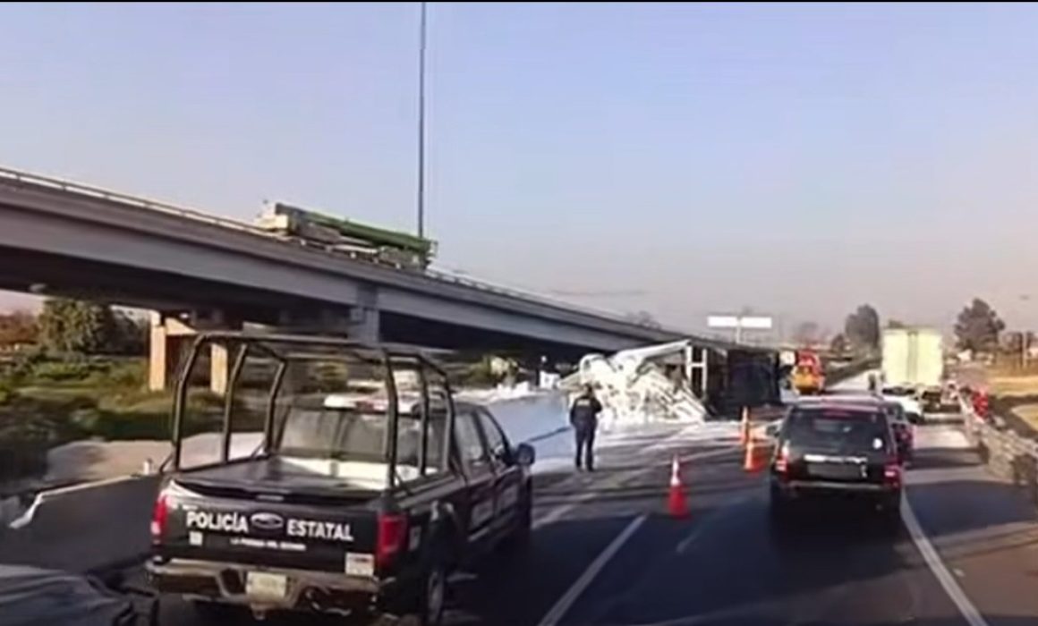 Volcadura en Ecatepec provoca derrame de pintura y actos de rapiña en la autopista