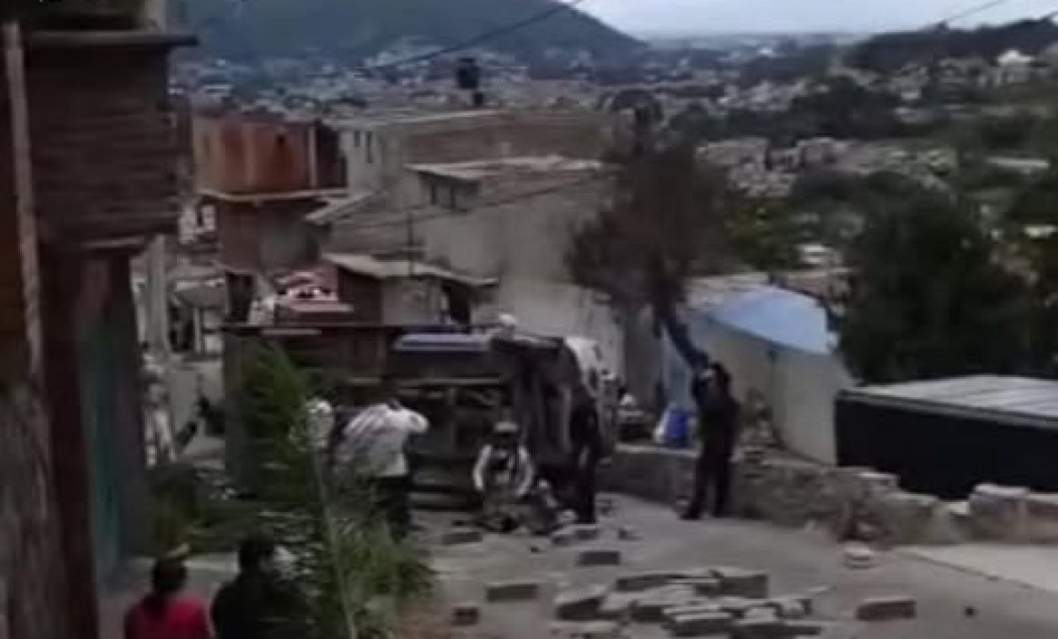 Volcamiento de camión de materiales en Ixtapaluca deja un lesionado y provoca caos vial