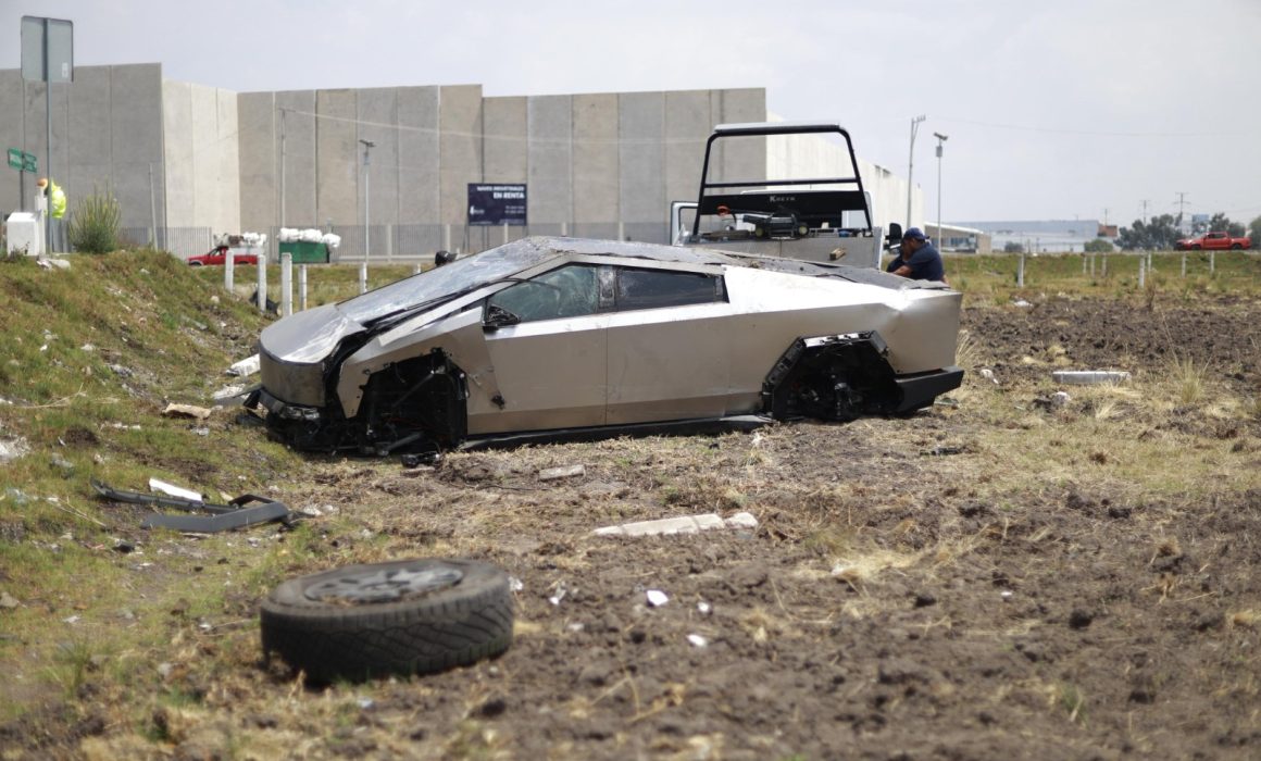 Vuelca Tesla Cybertruck en la Toluca-Naucalpan