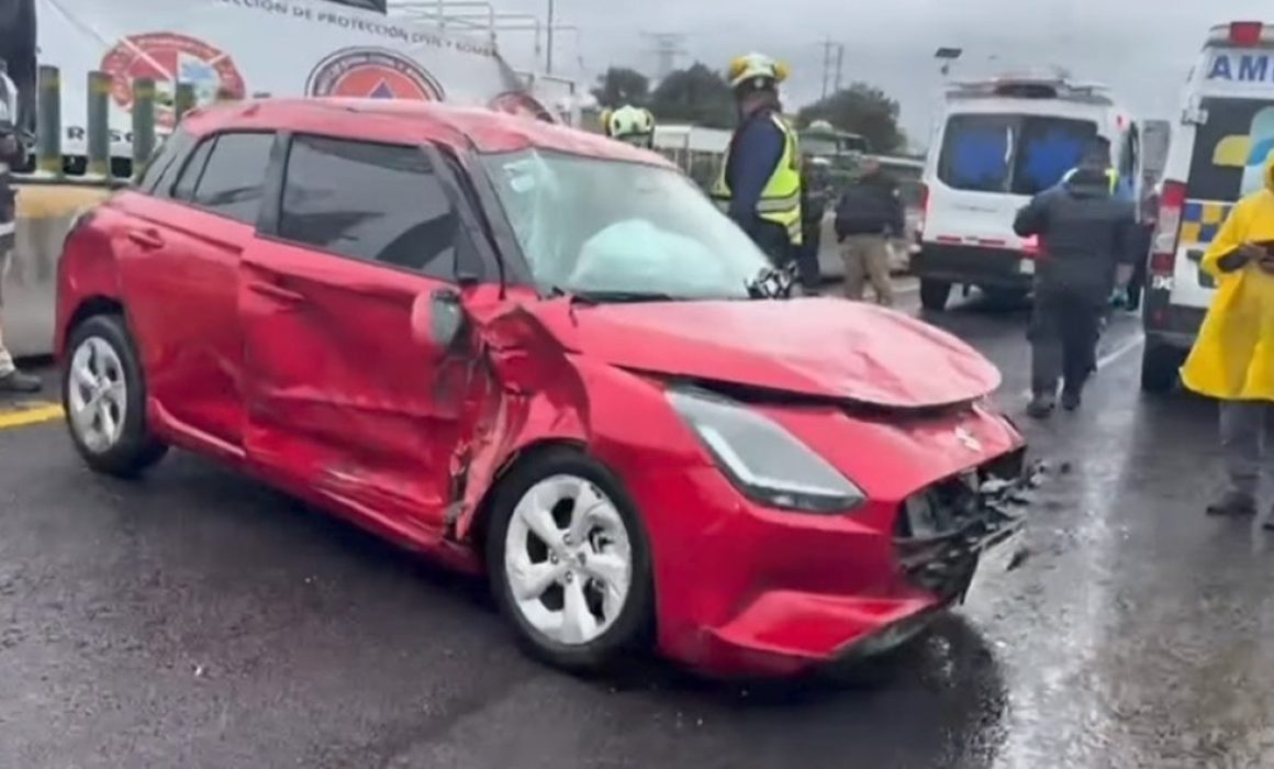 Vuelca auto en la carretera México-Pachuca, posible causa pavimento mojado