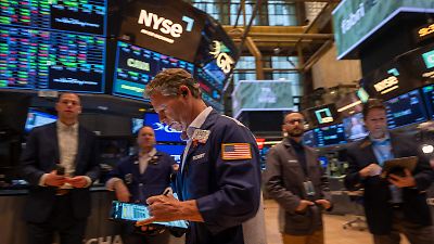 Wall Street termina a la baja ante incertidumbres económicas en EU