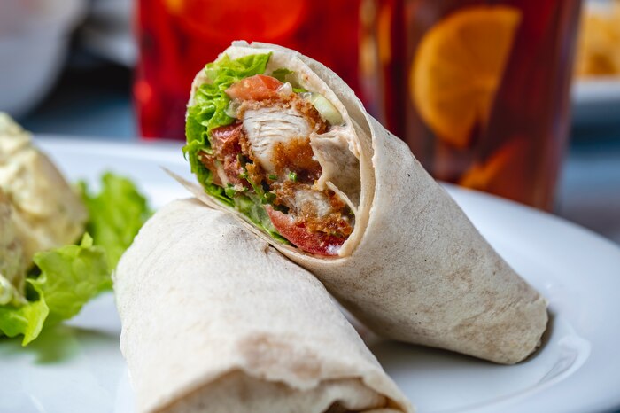 Wrap de pollo empanado con verduras frescas: receta rápida, saludable y fácil para cenar