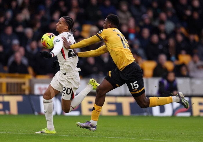 Yerson Mosquera comete penal controvertido en derrota del Wolverhampton ante Chelsea en la Premier League