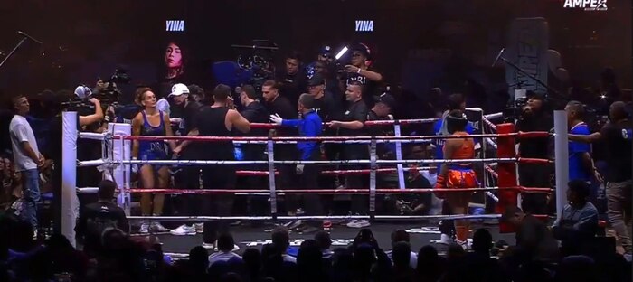 Yina Calderón abandona pelea contra Andrea Valdiri en pleno combate y el público la abuchea