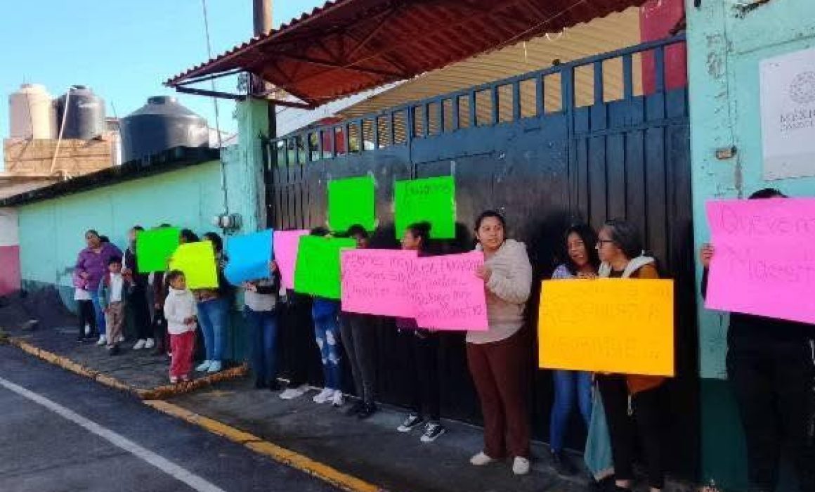  Padres de primaria en Temascaltepec exigen docentes y directivos para mejorar la educación 